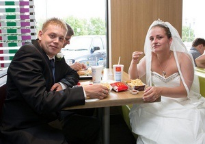В Британии молодая пара поженилась в McDonald s