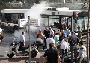 Полиция Тель-Авива разыскивает женщину со взрывчаткой. Количество пострадавших от взрыва автобуса увеличилось до 21