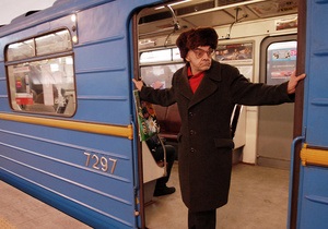 Больше негде: В московском метро появится реклама под ногами пассажиров