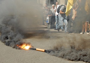 Фотогалерея: Протест с дымком. Под Администрацией Януковича состоялась акция против политических репрессий