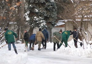 К уборке снега во дворах привлекут всех киевских дворников