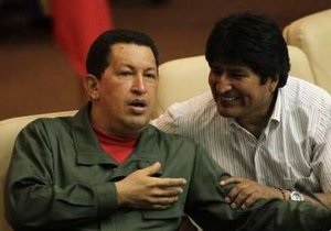 Чавес назвал Обаму  Нобелевским лауреатом премии войны . Моралес пообещал  второй Вьетнам 