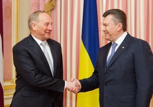 В формате тет-а-тет. Янукович встречается с президентом Латвии