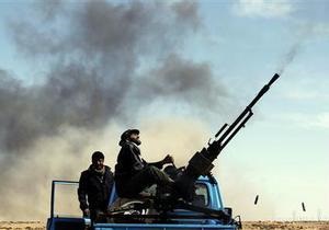 Столкновения армии Каддафи и повстанцев начались вблизи границы Туниса