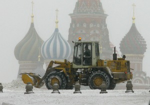 Москву парализует сильный снегопад. Проводя очистительные работы, снегоуборщик смял ковшом часть автомобиля сотрудника МИД РФ