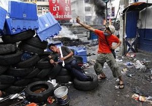 В Бангкоке не стихает противостояние: число жертв столкновений увеличилось до 35 человек