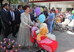 Жена Януковича отпраздновала День матери в роддоме