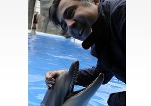 Саакашвили попытался засунуть голову в открытую пасть дельфина