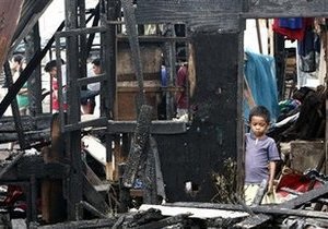 Крупный пожар на Филиппинах уничтожил 500 домов