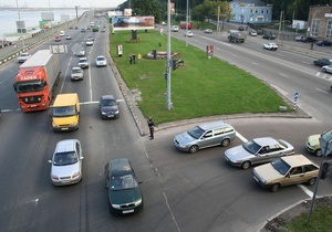 Азаров обещает построить в Украине европейские дороги  с запада на восток и с юга на север  до 2013 года
