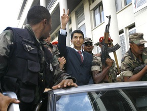 Президент Мадагаскара передал власть военным