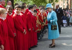 Британская королева получила в подарок на юбилей 15 тысяч собственных портретов