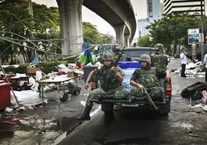 Таиландские военные осадили занятый оппозиционерами храм