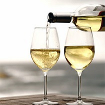 Белое вино лучше хранить в темном и толстом стекле