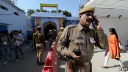 Гипнотизер в Индии лечит полицейских от пьянства
