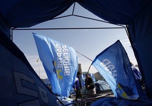 В центре Стрыя неизвестные сожгли палатку Партии регионов: агитаторы попали в больницу