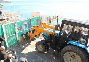 Могилев на бульдозере снес забор на пляже в Ялте