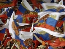 Болельщики встретили футболистов сборной России с цветами и флагами