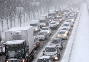 В Киеве из-за снегопада произошли десятки ДТП