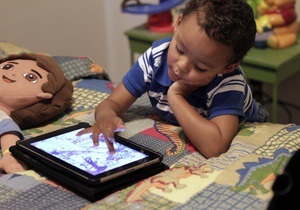 38% дітей у віці до двох років користуються планшетом або смартфоном - дослідження