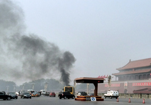 Новини Китаю - У Пекіні автомобіль врізався у натовп на площі: п ятеро людей загинули, 38 отримали поранення