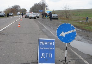 В Луганской области водитель авто врезался в стоявших на остановке людей, двое погибших