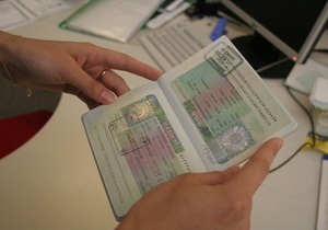 Україна - Росія - паспорт - Київ стурбований заявою про те, що українці їздитимуть до Росії за закордонними паспортами