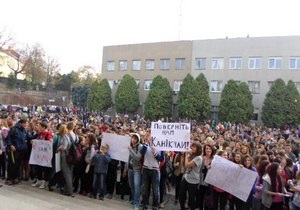 В Ужгороде школьники и их родители забросали мэрию яйцами, протестуя против переноса каникул