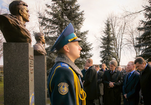 Янукович, Ющенко, Кучма і Кравчук поклали квіти до Могили Невідомого Солдата