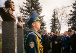 Янукович, Ющенко, Кучма и Кравчук возложили цветы к Могиле Неизвестного Солдата