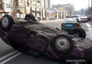 У Києві на вулиці Горького в результаті ДТП перекинувся автомобіль