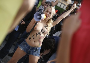 Груди допомоги. Активістки Femen оголили груди перед лідером праворадикальної партії Франції