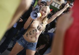 Грудь помощи. Активистки Femen обнажились перед лидером праворадикальной партии Франции