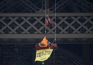 Free the Arсtic 30. Активисты Greenpeace провели акцию протеста на Эйфелевей башне