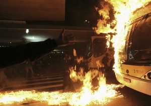 Бразильские анархисты устроили погром на автовокзале