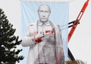 У Празі вивісили величезний плакат з Путіним в образі Сталіна