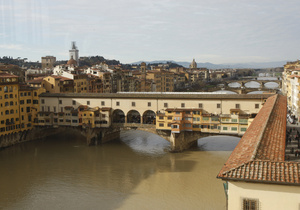 У Флоренції туристку змусили відмивати напис на мосту