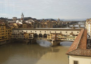 Во Флоренции туристку заставили отмывать надпись на мосту