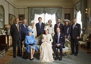 Опубліковано офіційне фото королеви Єлизавети II з трьома майбутніми монархами