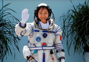 Первая китайская женщина-космонавт вернулась на Землю