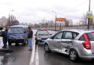 В Киеве на набережной микроавтобус врезался в KIA