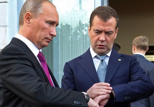 Путину и Медведеву подарили носки и варежки  от всех бабушек 