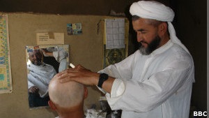 В Таджикистане запретили брить по старинке из-за ВИЧ - Би-би-си
