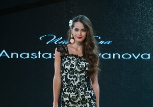 Вице-Мисс Вселенная-2011 впервые после травмы вышла на подиум в Одессе