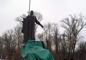 СМИ: Автор памятника основателям Киева подал в суд на Нацбанк