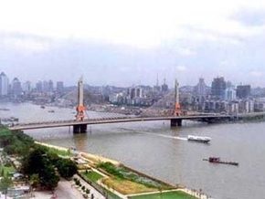 В Китае пенсионер столкнул с моста мужчину, который угрожал самоубийством