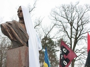 Памятник Шухевичу открыли на месте его гибели возле Львова