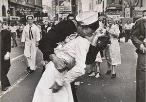 Умерла целующаяся медсестра со знаменитой фотографии 1945 года