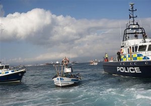 Испанские рыбаки провели акцию протеста у Гибралтара