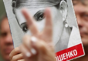 Сторонники Яценюка пришли под Печерский суд поддержать Тимошенко